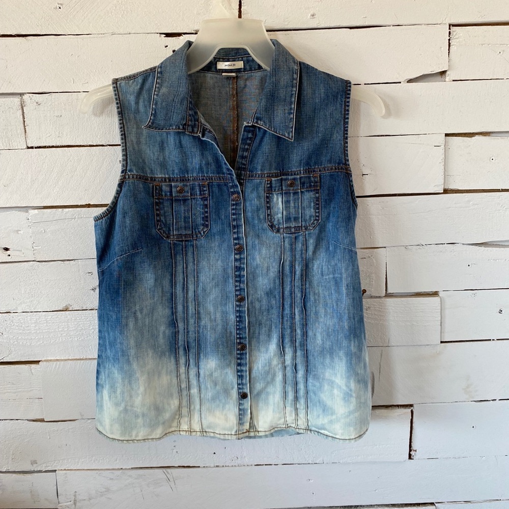Old Navy Bleached Denim Sleeveless Shirt Size L